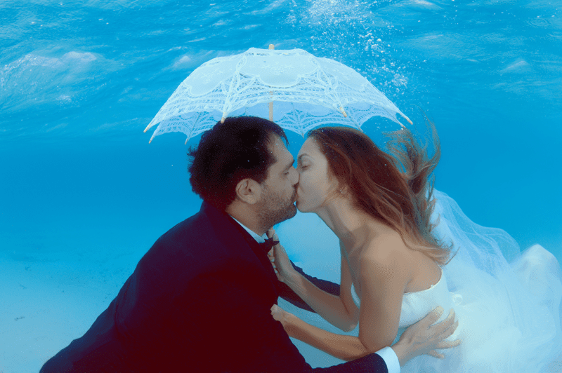 Underwater wedding in the Maldives: couple kissing undersea