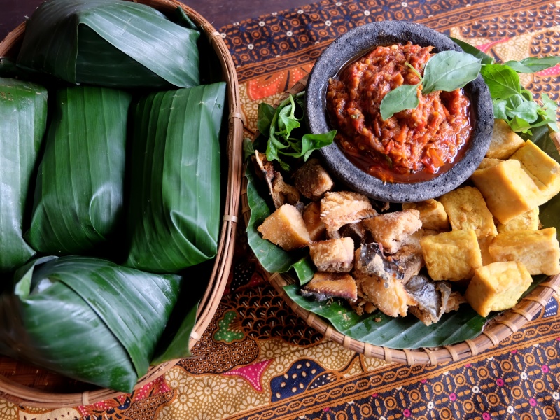 Tofu in banana leaves